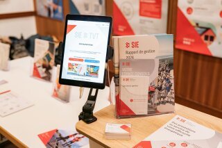 Stand d'informations SIE lors de la conférence publique des SIE « L'avenir du solaire en Suisse »